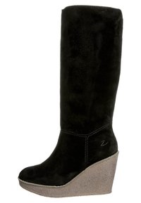 Zwarte suède kniehoge wedge laarzen met een gebogen lichtgrijze wedge hak en subtiele stiksels. Glad textuur met een slanke silhoutte.
