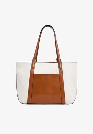 Valge ja pruun kandekott, millel on pikad pruunid nahast sangad ning esiküljel pruun nahast paneel väikese hõbedase logotekstiga.