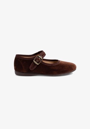 Scarpa Mary Jane in suede marrone con punta arrotondata, cinturino regolabile con fibbia, texture morbida e soletta in gomma a profilo basso.