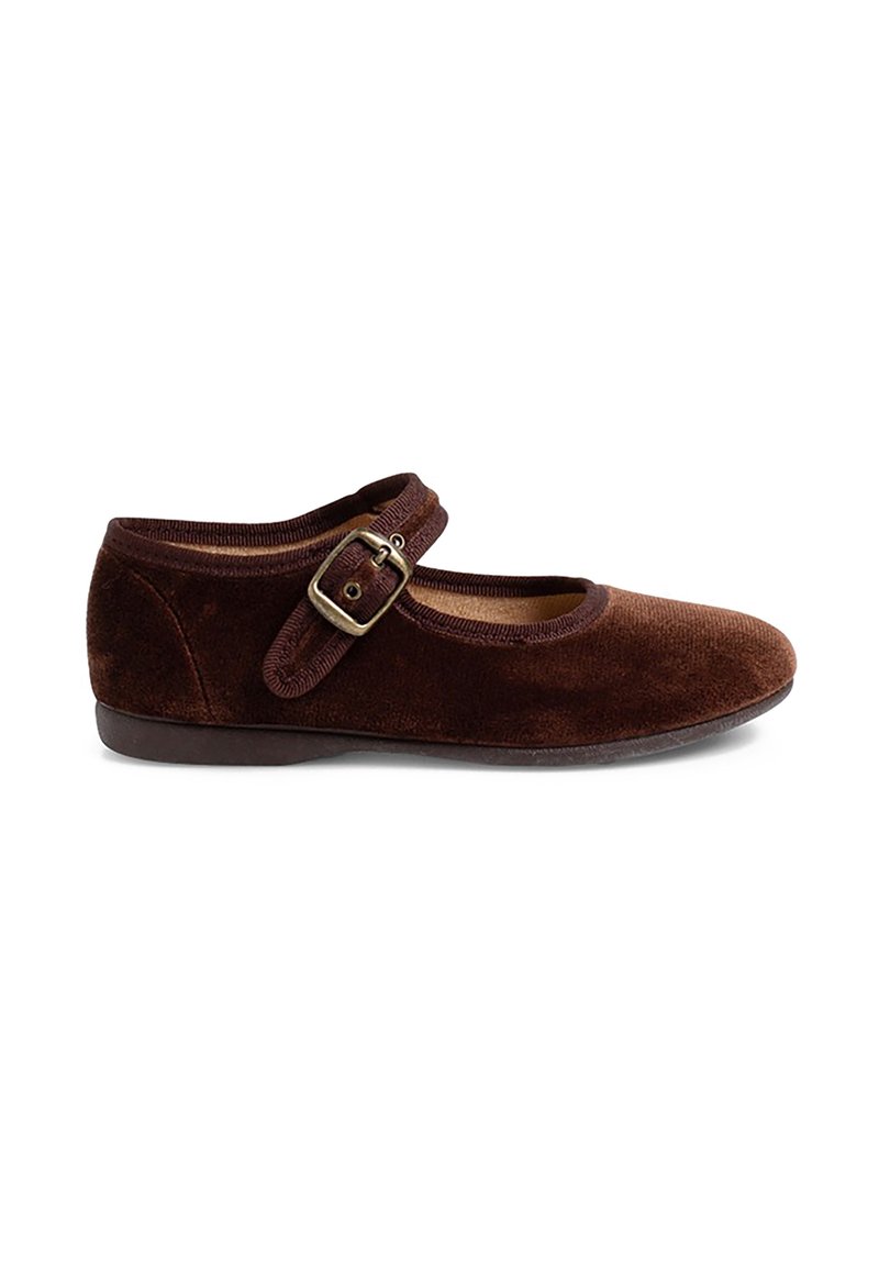 Braune Wildleder-Mary-Jane-Schuhe mit einer abgerundeten Zehe, verstellbarem Schnallenriemen, weicher Textur und flacher Gummisohle.