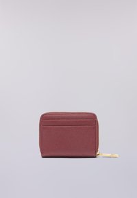 Portafoglio compatto in tessuto bordeaux con tasche per carte esterne e un zip dorato su uno sfondo chiaro.