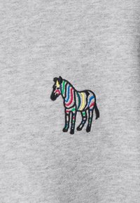 Sudadera gris con un diseño de cebra bordado multicolor, con contornos en negro y rayas en amarillo, azul, verde y rojo.