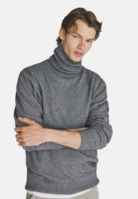 Maglione grigio a collo alto realizzato in morbido materiale a maglia, caratterizzato da un colletto e polsini a coste, con una vestibilità aderente e una finitura leggermente texture.
