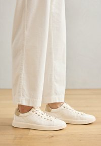 Non selezionato, ivory