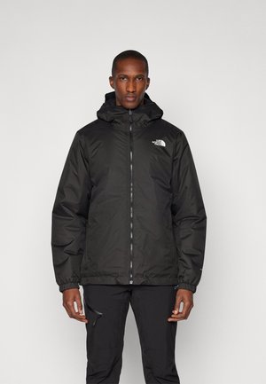 Zwarte geïsoleerde jacket met een capuchon, elastische mouwen, ritssluiting aan de voorkant en het merkembleem op de linker borst. Glad, waterafstotend materiaal.