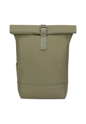Olivazöld, felgombolható hátizsák sima, vízálló anyagból, elülső csat bezárással és oldalsó zsebbel. Minimalista márkázás jellemzi.