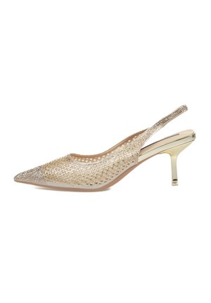 Zapatos de tacón alto tipo slingback en malla dorada con punta afilada. Presentan acentos metálicos y un patrón decorativo de strass.