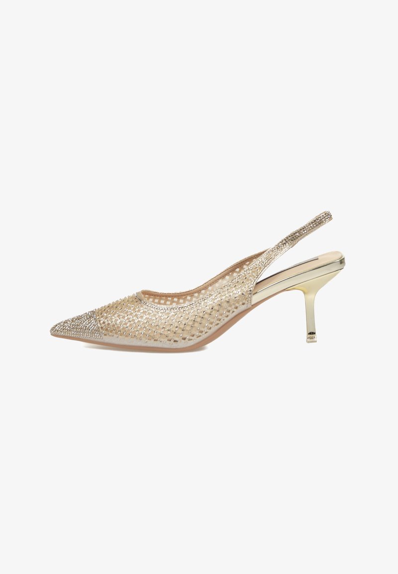 Zapatos de tacón alto tipo slingback en malla dorada con punta afilada. Presentan acentos metálicos y un patrón decorativo de strass.
