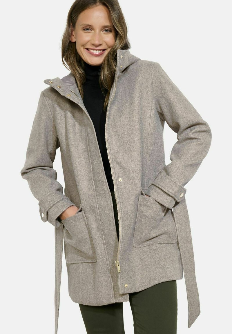 Cappotto in misto lana grigio chiaro con zip frontale, cappuccio regolabile, due tasche frontali e polsini con bottoni, caratterizzato da una consistenza morbida.