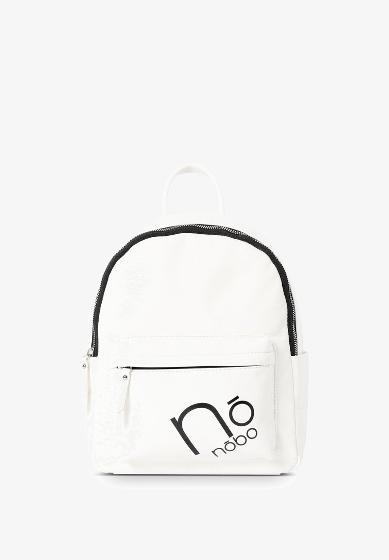 Weißer Rucksack aus synthetischem Material, mit runder Form, schwarzem Reißverschluss, Fronttasche und einem bedruckten Logo in fetter Schrift.