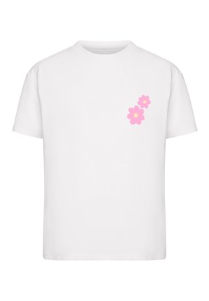 Valge lühikeste varrukatega T-särk ümarate kaelusega, mille vasaku rinnatüki piirkonnas on trükitud kaks väikest roosat lille.