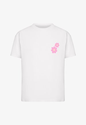 Valge lühikeste varrukatega T-särk ümarate kaelusega, mille vasaku rinnatüki piirkonnas on trükitud kaks väikest roosat lille.