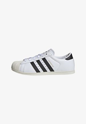 adidas Originals, SUPERSTAR LO PRO W - Matalavartiset tennarit - ftwr white/core black/gold met.