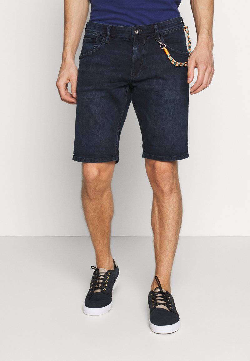 Donkerblauwe denim shorts met een standaard pasvorm, omgerolde zoom, vijf zakken en een decoratieve ketting bevestigd aan de voorkzak.