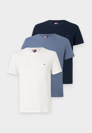 Trzy koszulki polo z krótkim rękawem, okrągłym dekoltem w kolorze białym, jasnoniebieskim i granatowym, z małym haftowanym logo na piersi.