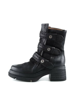 Bottine en cuir noir avec trois sangles réglables et œillets en métal, semelle épaisse et talon carré.