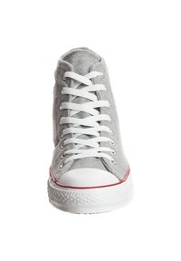 Baskets montantes en toile grise avec lacets blancs, embout en caoutchouc blanc et bande rouge sur une semelle blanche texturée, vues de face.