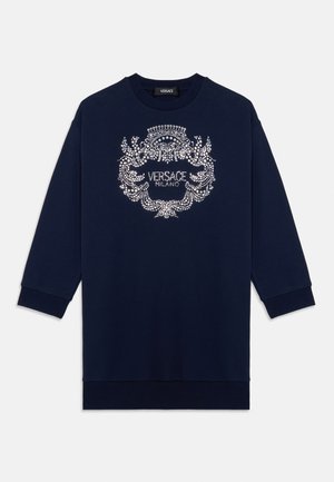 Granatowy sweter z długimi rękawami z błyszczącą grafiką z kryształkami przedstawiającą kwiatowy medalion z napisem "VERSACE MILANO". Okrągły dekolt.