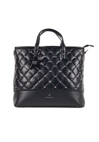 Czarna skórzana torba typu tote z pikowanym wzorem, srebrnymi ćwiekami, podwójnymi uchwytami oraz odpinanym, w kształcie gwiazdki, metkami. Gładka tekstura z wyraźną formą.