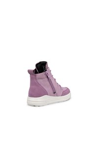 Sneaker alta in suede lilla con chiusura a zip laterale, dettagli testurizzati e suola in gomma bianca. Presenta un colletto imbottito per il massimo comfort.