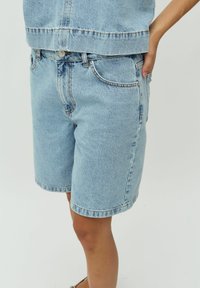 mbyM SANIRA-M - Džinsiniai šortai - vintage light blue