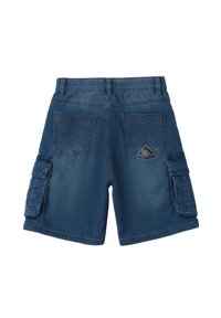 Bermudas de mezclilla azul con una textura suave, que cuentan con bolsillos laterales y traseros, detalles cosidos y un parche con el logo en la parte posterior.