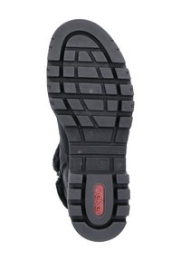 Czarna teksturowana gumowa podeszwa z wzorzystym bieżnikiem poprawiającym przyczepność, z różowym logo. Profilowany kształt dla komfortu i wsparcia.