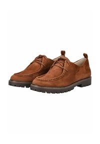 Zapatos de ante marrón con un diseño de mocasín, que cuentan con una puntera cosida, cordones y una suela de goma gruesa con un patrón texturizado.