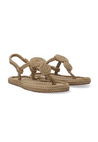 Touwsandalen in een tan kleur, met geknoopte ontwerpaccenten en flexibele banden, voorzien van een textuur voetbed en platte zool.