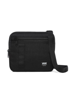 Schwarze Umhängetasche aus strapazierfähigem Stoff mit rechteckiger Form, frontaler Reißverschlusstasche, verstellbarem Riemen und Vans-Logo-Patch.