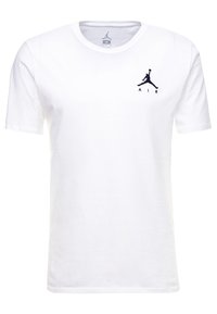 Weißes Baumwoll-T-Shirt mit Rundhalsausschnitt, kurzen Ärmeln und einem schwarzen Jordan-Logo mit dem Text "AIR" auf der linken Brust.