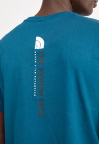 The North Face VERTICAL TEE - Triko s potiskem - midnight petrol