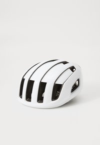 Weißer Fahrradhelm mit mehreren Belüftungsöffnungen, glatter Oberfläche und aerodynamischem Design. Akzente aus dunklem Material entlang der Kanten.
