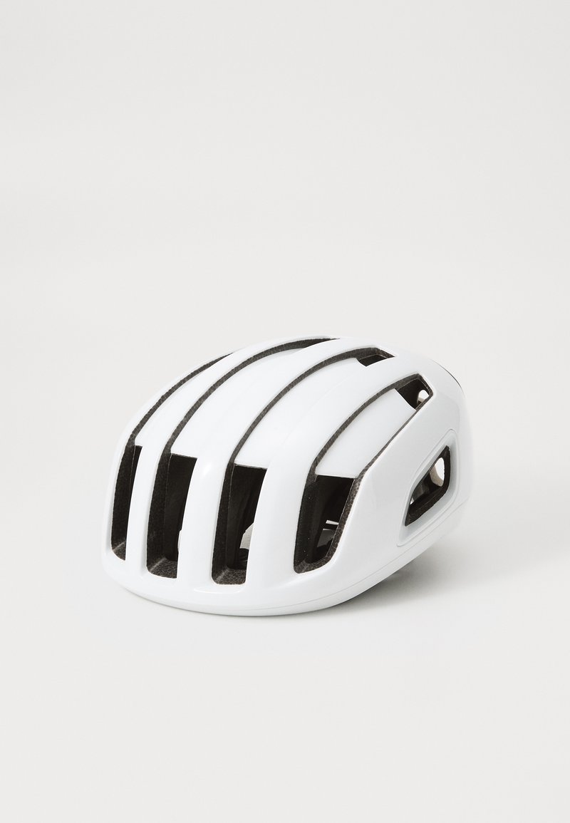 Weißer Fahrradhelm mit mehreren Belüftungsöffnungen, glatter Oberfläche und aerodynamischem Design. Akzente aus dunklem Material entlang der Kanten.