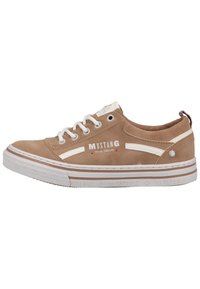 Sneaker in suede marrone con lacci bianchi, suola in gomma e logo laterale. Presenta strisce bianche e dettagli in rilievo sulla suola.