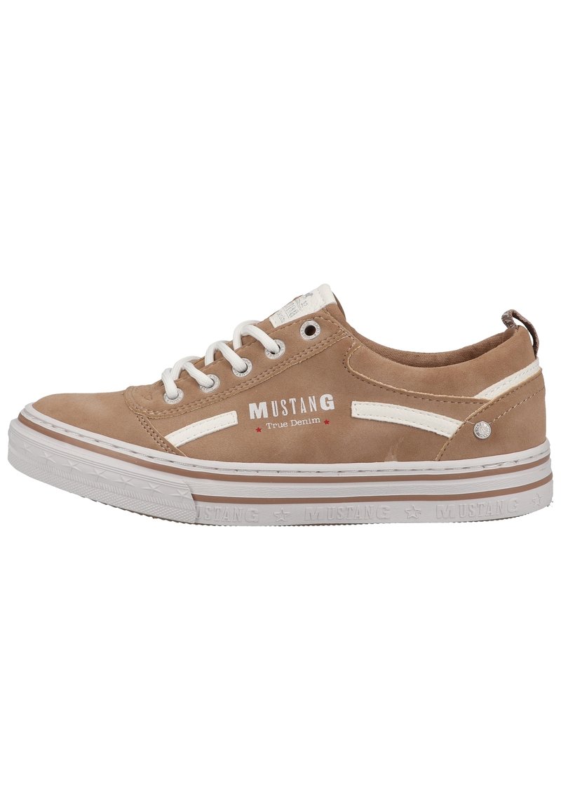 Sneaker in suede marrone con lacci bianchi, suola in gomma e logo laterale. Presenta strisce bianche e dettagli in rilievo sulla suola.