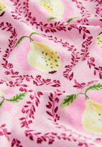 Materiał bawełniany w pastelowym różu z żółtymi gruszkami i zielonymi liśćmi, otoczony bordowymi kwiatowymi winoroślami i delikatnymi wzorami.