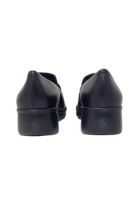 Scarpe in pelle nera con tacco basso, texture liscia, punta arrotondata e dettagli di cucitura, viste da dietro.