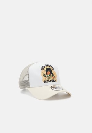 Gorra de camionero con frontal blanco, visera beige y parte trasera de malla gris. Presenta un diseño gráfico con el texto "LOS ÁNGELES" y "NEW ERA".