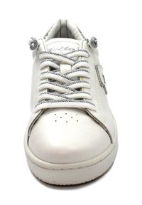 Sneakers in pelle bianca con punta rotonda, lati texturizzati, occhielli in argento e lacci grigi. Piccole aperture di ventilazione nella zona della punta.