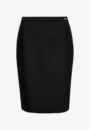 Czarna spódnica ołówkowa wykonana z gładkiego materiału, charakteryzująca się eleganckim krojem, subtelnymi detalami przeszyć oraz małym metalowym akcentem na pasku.