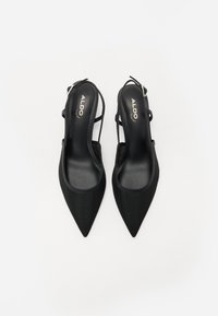 Černé slingback lodičky s špičatou špičkou, textilním svrškem, minimalisitickými pásky a nízkým podpatkem; logo na stélce.