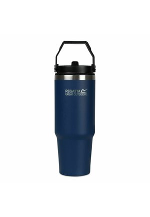 Niebieski izolowany kubek podróżny z czarną pokrywką i uchwytem, z logo „Regatta Great Outdoors” z przodu.