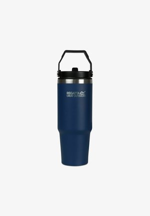 Niebieski izolowany kubek podróżny z czarną pokrywką i uchwytem, z logo „Regatta Great Outdoors” z przodu.