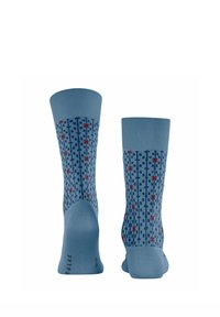 Hellblaue Socken bis zur Mitte der Wade mit dunkelblauen geometrischen Mustern und kleinen roten Sternformen an den Seiten, dargestellt von der Rück- und Seitenansicht.