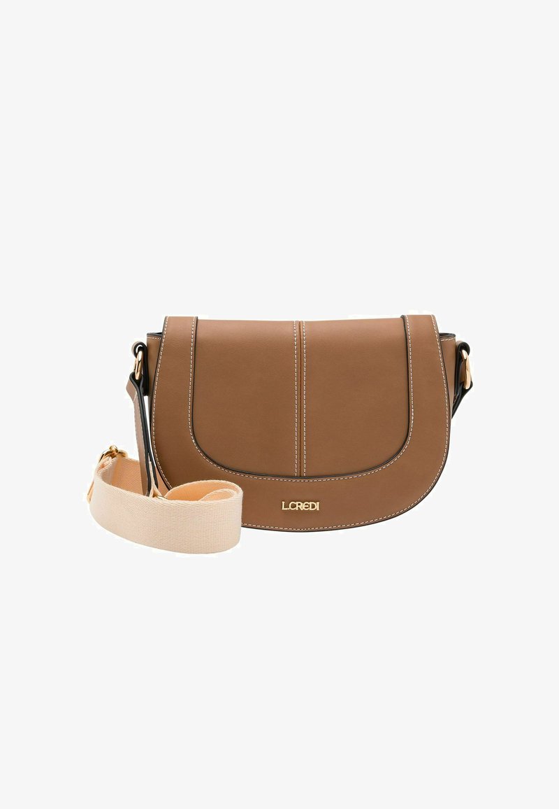 Bolso cruzado de piel sintética marrón con costuras blancas, herrajes dorados y una correa crema extraíble. Cierre con solapa redondeada.