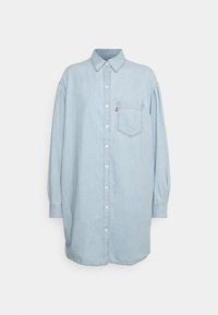 Camicia in denim azzurro chiaro con bottone frontale, maniche lunghe e una tasca sul petto. Presenta un colletto e dettagli di cucitura sottili.