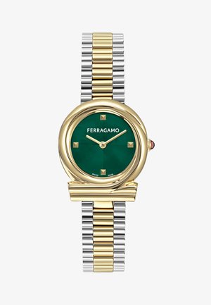 Orologio dorato e argentato con quadrante verde tondo, caratterizzato da marcatori delle ore quadrati dorati e lancette, e un bracciale a maglie testurizzate. Presenza del marchio Ferragamo.