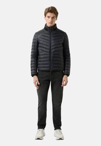 Czarna kurtka puchowa na zamek z wysokim kołnierzem; charakteryzuje się teksturowanym, pikowanym wzorem z poziomymi i diagonalnymi panelami.