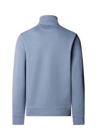 Lichtblauwe longsleeve trui met hoge kraag, gezien van achteren, met een kleine, donkere "H" geborduurd bij de nek.